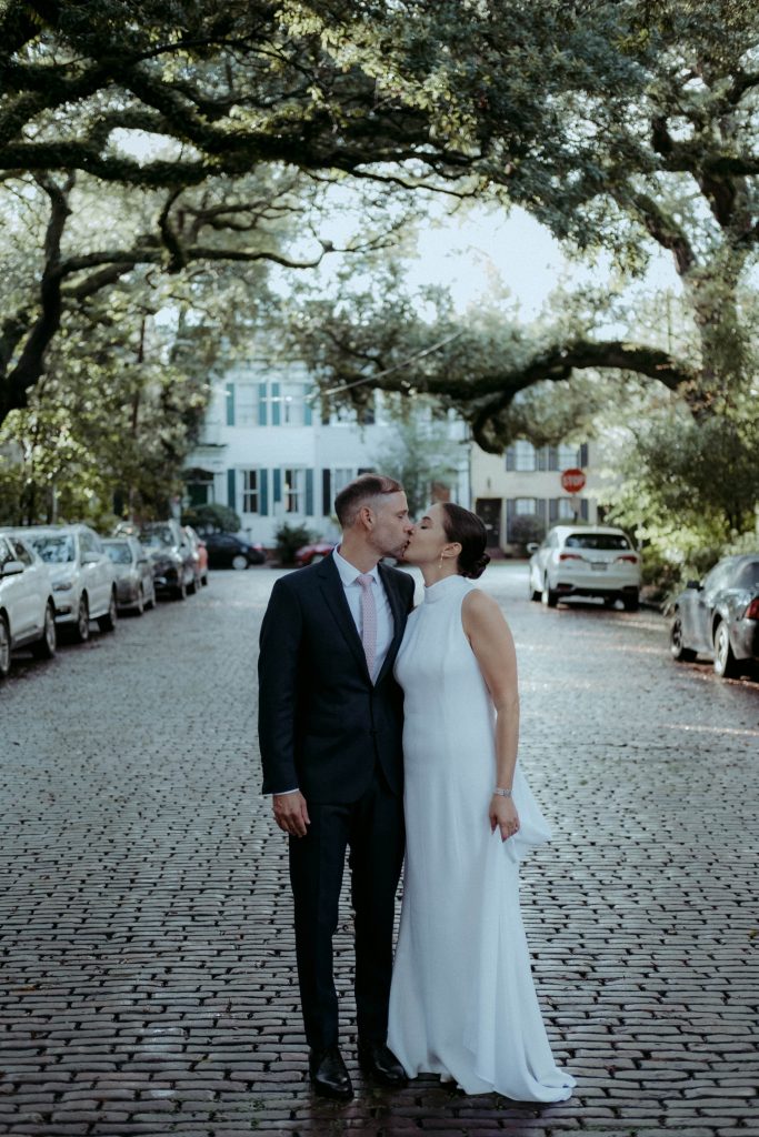 Savannah wedding couple