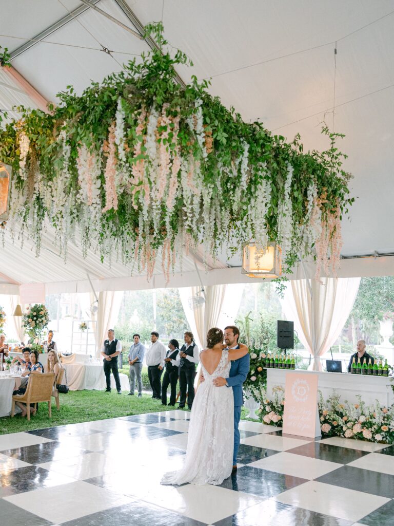 Bride and groom firdt dance
