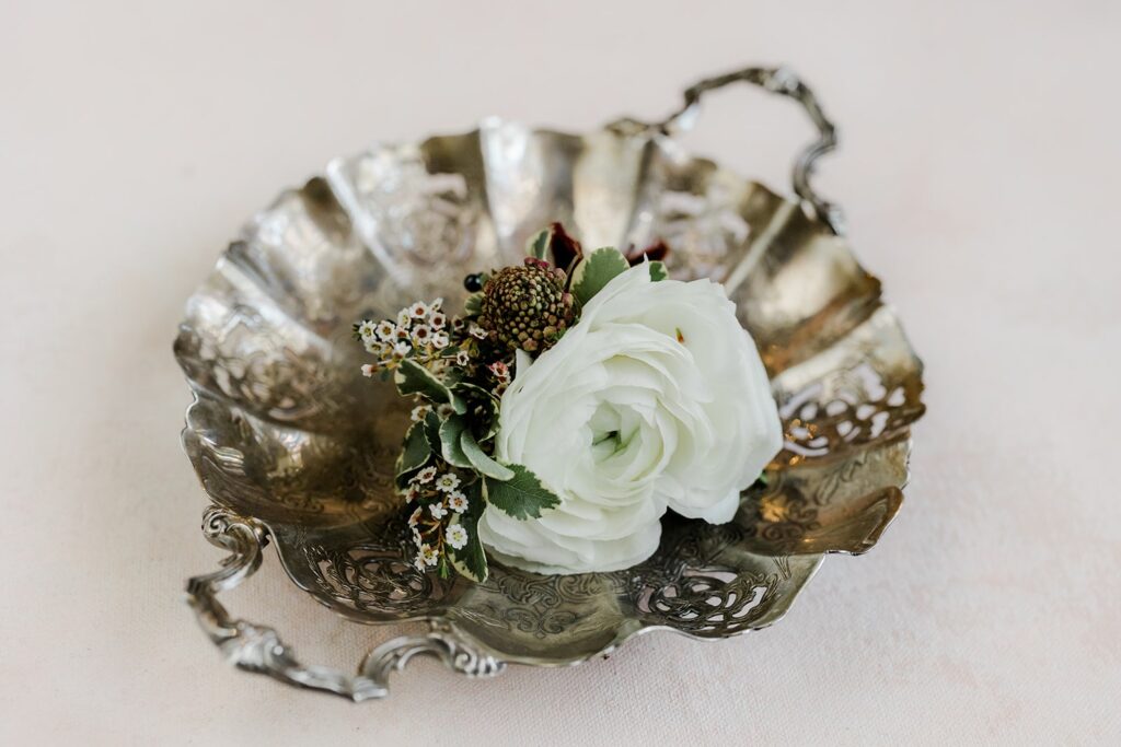 White grooms boutonniere